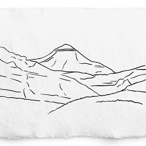 Pode incluir: Um desenho a preto e branco de uma cordilheira com um único pico no centro.