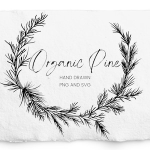 Puede incluir: Dibujo en blanco y negro de una corona de ramas de pino. El texto "Organic Pine" está escrito en cursiva sobre la corona. El texto "Hand Drawn PNG and SVG" está escrito debajo de la corona.