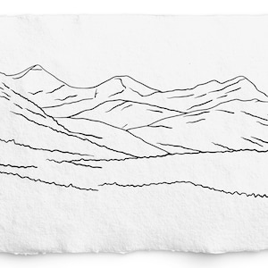 Pode incluir: Um desenho a preto e branco de uma cordilheira com vários picos. O desenho está sobre um fundo branco.