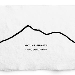 Op de afbeelding: Zwarte lijntekening van Mount Shasta op een getextureerde witte achtergrond. De tekst "MOUNT SHASTA -PNG AND SVG-" staat onder de bergcontour. De afbeelding heeft een minimalistische uitstraling.