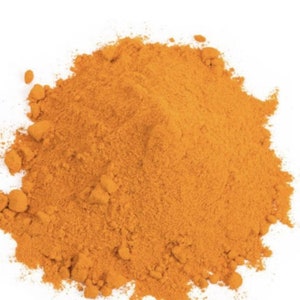 Puede incluir: Un montón de polvo de cúrcuma de color naranja brillante, una especia popular que se utiliza en la cocina y por sus beneficios para la salud.