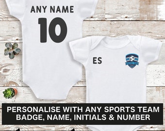 Personalisierte Vorder- und Rückseite Fußball Abzeichen Bodysuit - Mit Name, Initialen und Nummer - Baby Weste - Personalisiert - Personalisierung hinzufügen