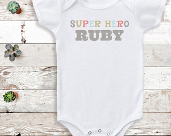 Personalisierter Superheld Silber Name - Baby Body - Personalisiertes Baby Geschenk - Fügen Sie Ihre Personalisierung hinzu - Personalisiertes Baby Geschenk, Baby Body