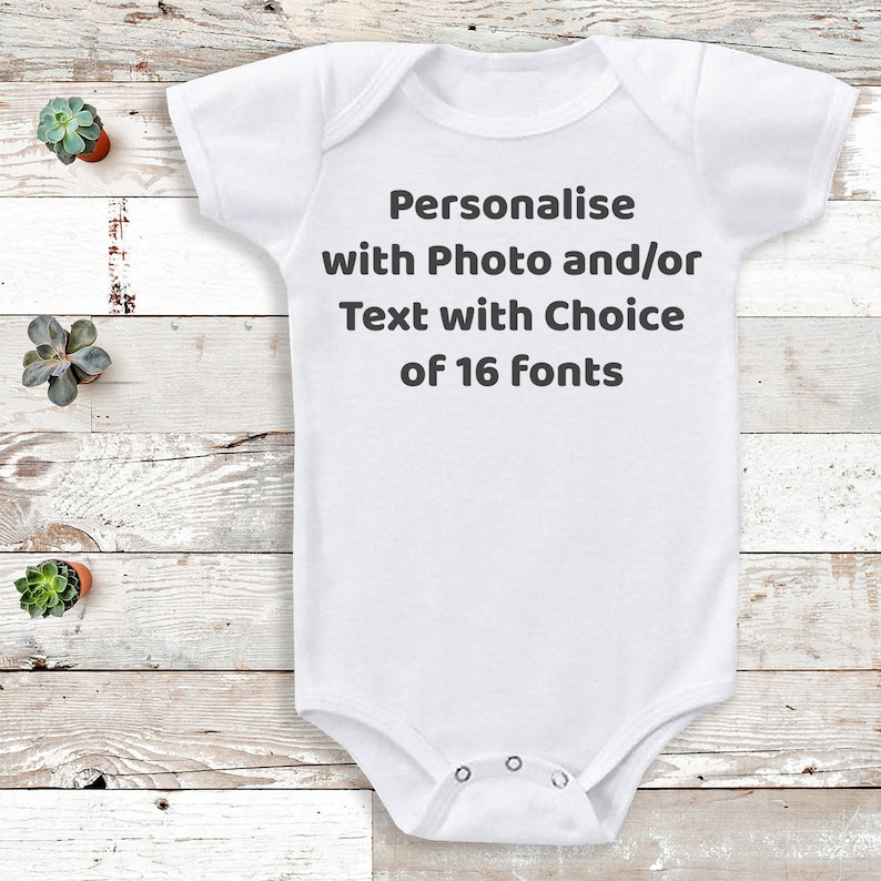 Personalisierter Baby Body Personalisieren Sie mit Foto und / oder Text mit einer Auswahl von 16 Schriftarten Personalisiertes Babygeschenk, Babybodysuitgeschenk Bild 1