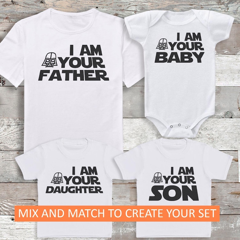 Peut inclure: T-shirts blancs et un body pour b&eacute;b&eacute; avec du texte noir et un graphisme de casque de Dark Vador. Les chemises indiquent "I AM YOUR FATHER", "I AM YOUR BABY", "I AM YOUR DAUGHTER" et "I AM YOUR SON". Le texte "MIX AND MATCH TO CREATE YOUR SET" est &eacute;galement pr&eacute;sent.