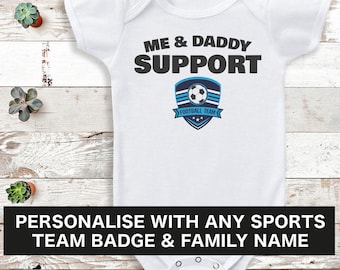 Équipe de soutien personnalisée aux membres de ma famille et moi avec badge de football - Gilet pour bébé - Personnalisé - Ajoutez votre personnalisation
