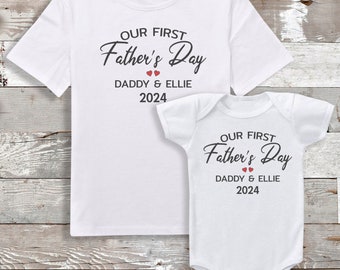 GEPERSONALISEERD Onze eerste Vaderdag - Bijpassende vader en babyset - Vaderdag - Vader en baby bijpassend cadeau - Papa cadeau - Papa cadeauset