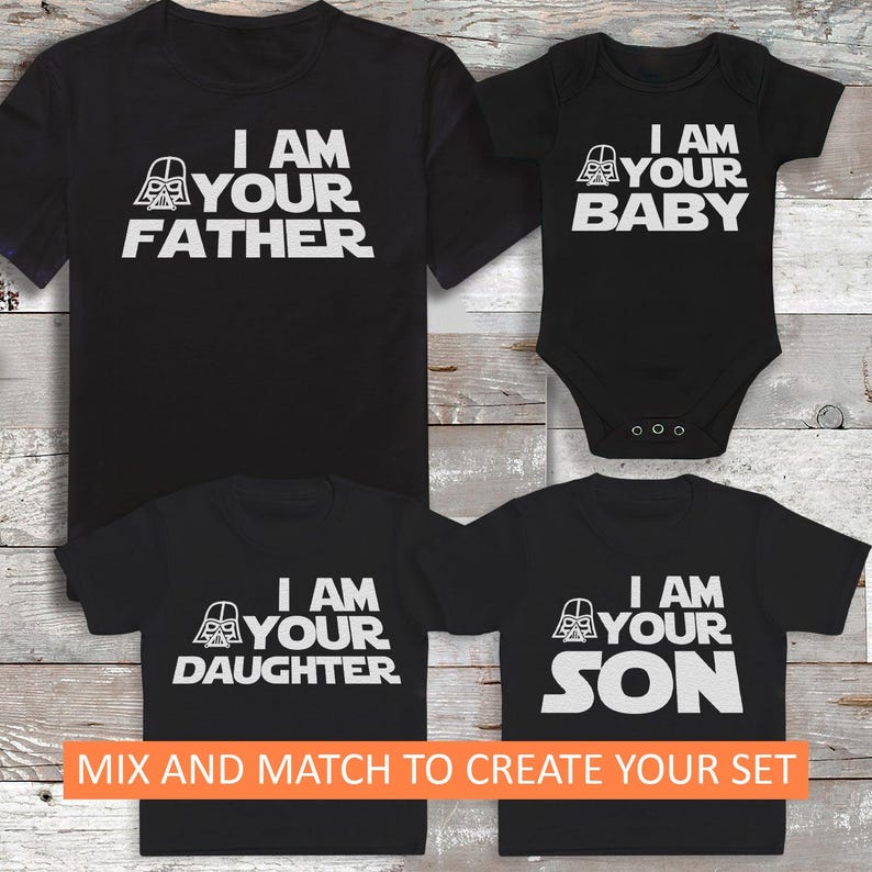 Peut inclure: Des t-shirts noirs et un body pour b&eacute;b&eacute; avec du texte blanc qui dit "I AM YOUR FATHER", "I AM YOUR BABY", "I AM YOUR DAUGHTER" et "I AM YOUR SON". Le texte est accompagn&eacute; d'un graphisme de casque de Dark Vador. Le bas de l'image indique "MIX AND MATCH TO CREATE YOUR SET".