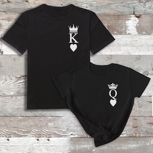 キングとクイーンのフロントロゴ - カップルTシャツ - カップルお揃いセット - カップルお揃いギフト - カップル向けギフト - 彼へのギフト、彼女へのギフト