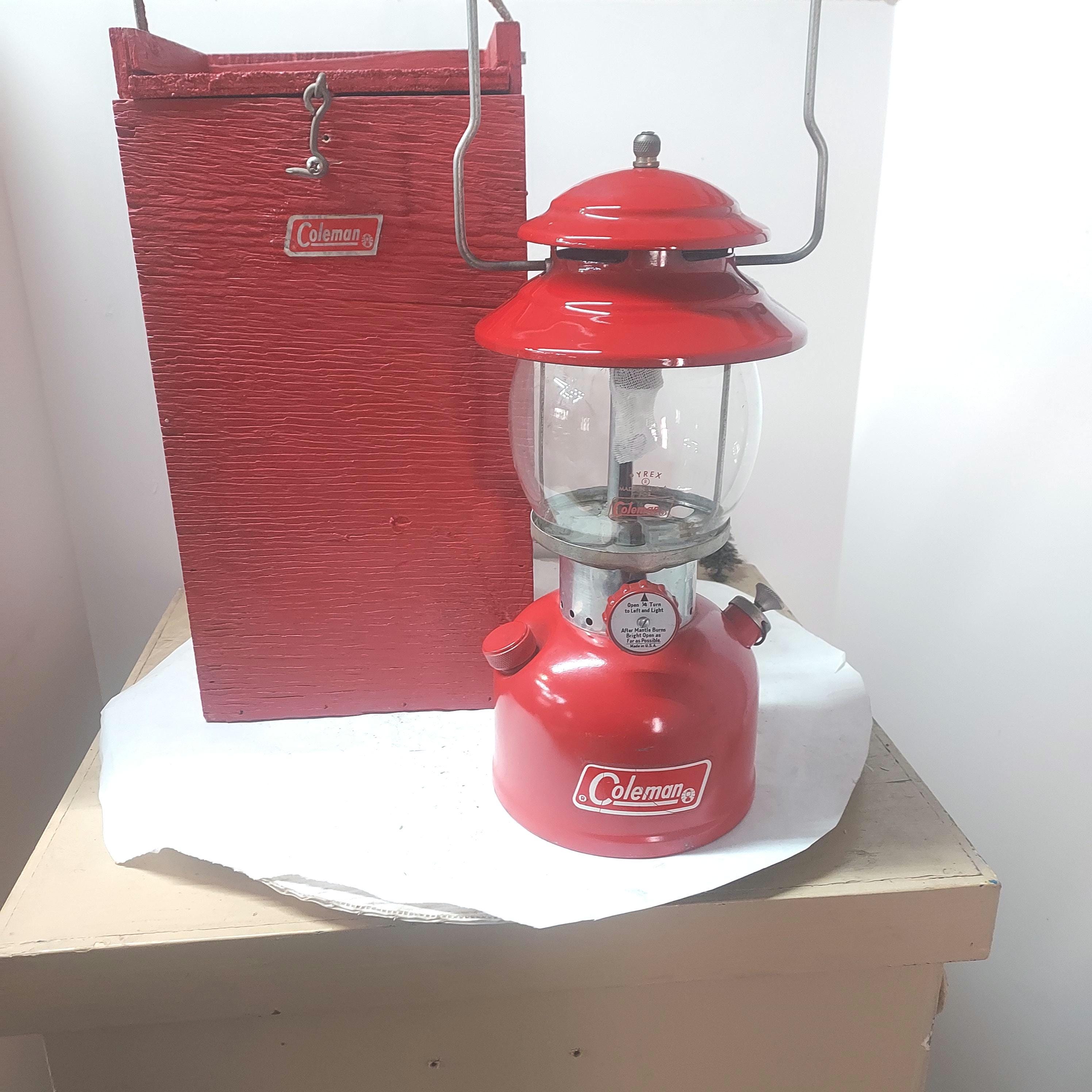 Vintage Coleman lantern, 1972 and custo wooden case. Single Mantle red 200a