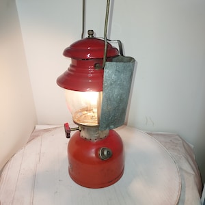 Vintage Coleman 200a lantern, 9-1960 refurbished, with reflector/shade, and working great.
