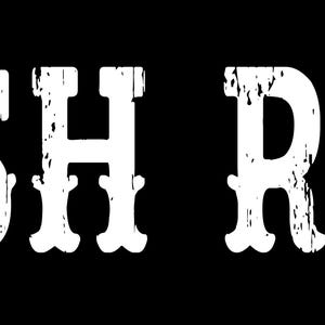 Puede incluir: Texto blanco desgastado sobre fondo negro que dice "JOSH ROSS". El texto está en una fuente audaz, de estilo vintage, con una apariencia ligeramente desgastada, lo que sugiere una estética rústica o retro.