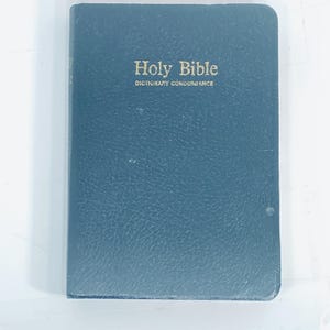 HOLY BIBLE - w/ Dictionary  Concordance - King James Version - 1977 Thomas Nelson - Faux Leather Black -w Page Edges Pink - Excellent