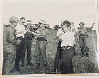 Press Photo - (Original) - 8 X10 - 15 July 1963 - Fort Hood Texas - Major Marvin De Viney & Kyle Thompson - UPI Austin Texas