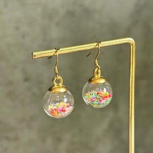 Orecchini a forma di stella e coriandoli: gioielli scintillanti per le feste