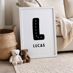 Impresión de arte de pared personalizada con NOMBRE DE NIÑO / Monograma inicial con letra de carretera personalizada / Decoración de coche neutral para habitación de niños con transporte imprimible