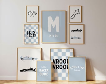 Puede incluir: Una colección de nueve láminas enmarcadas con temática de carreras en colores azul claro, blanco y negro. Los diseños incluyen patrones de cuadros, coches de carreras, el trazado de un circuito y textos como LETS RACE, M MYLES y VROOM VROOM.