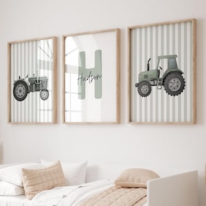 Könnte beinhalten: Eine weiße Keramik-Tasse mit schwarzem Henkel und dem Text "But First, Coffee" in fetter, schwarzer Schrift. Die Tasse steht vor einem verschwommenen Hintergrund, der eine gemütliche Umgebung suggeriert.