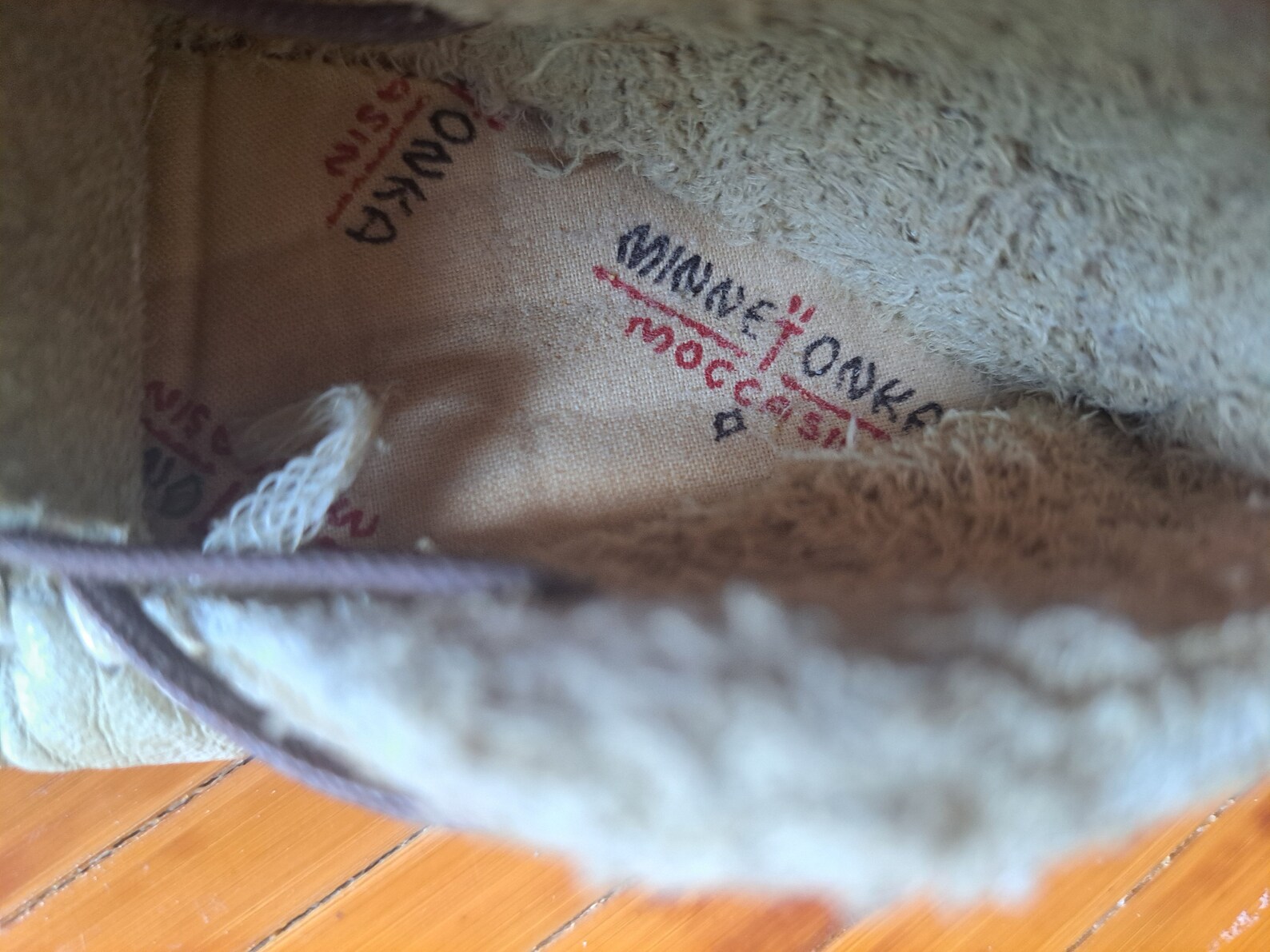 Minnetonka Unisex Baby Sheepskin Bootie Krabbelschuhe | Aus Leder, Gummisohle, In Beige (Tan), Größe 17/18 EU