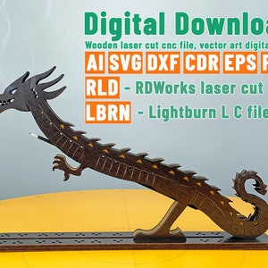 以下が含まれることがあります： レーザーカットの木製ドラゴンデザインのデジタルダウンロード。デザインには、AI、SVG、DXF、CDR、EPS、PDF、RLD、LBRN形式のファイルが含まれています。ドラゴンはオレンジ色のアクセントがついた茶色で、尻尾を巻いて立っているポーズをしています。