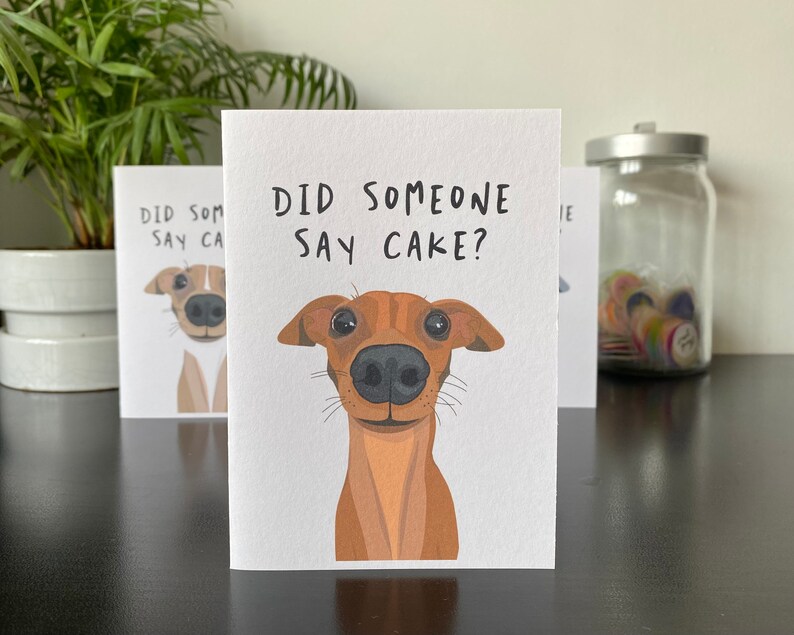 Carte d'anniversaire personnalisée pour chien lévrier italien - Quelqu'un a-t-il dit gâteau ? - Différentes options de manteau pour chien disponibles - Fait main - A6 - Recyclable image 3