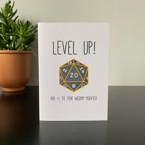 Carte d'anniversaire inspirée de donjons et de dragons amusants - Passez de niveau ! Ajoutez +1 à votre modificateur de sagesse - Fait main - A6 - Recyclable image 5