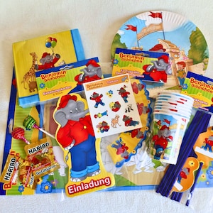 Könnte beinhalten: Ein Geburtstags-Partyset mit einem Comic-Elefanten namens Benjamin Blümchen. Das Set beinhaltet Teller, Becher, Servietten, Strohhalme, Sticker und eine große Pappfigur von Benjamin. Die Farben sind blau, rot, gelb und grün.