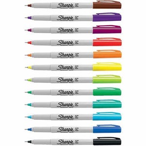 Puede incluir: Un juego de 12 marcadores permanentes Sharpie Ultra Fine Point en varios colores, incluyendo negro, azul, rojo, naranja, amarillo, verde y morado.