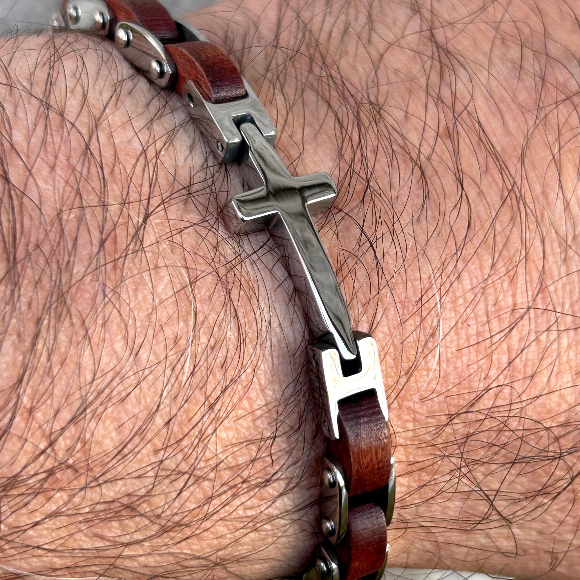 Bracelet Homme En Caoutchouc Marron Avec Croix Latine – Look Casual Et Confortable
