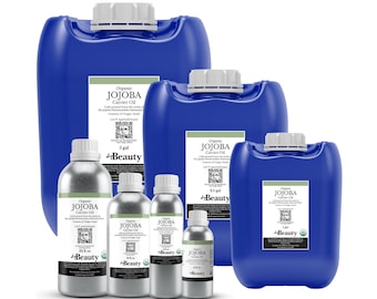 Op de afbeelding: Een verzameling containers met biologische jojoba-dragerolie in verschillende maten. Drie grote blauwe plastic kannen met witte doppen en vier zilverkleurige metalen flessen met witte doppen zijn voorzien van een etiket met de tekst Organic JOJOBA Carrier Oil.