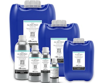 Op de afbeelding: Een collectie Dr. Beauty zoete amandeldragerolie-verpakkingen, bestaande uit drie grote blauwe plastic kannen van 18,9 L, 9,5 L en 3,8 L, naast vier zilverkleurige metalen flessen van 946 ml, 473 ml, 237 ml en 118 ml met witte schroefdoppen.