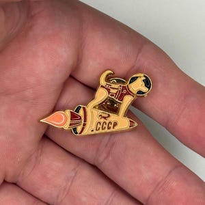 Laika Sovjet-ruimtehond emaille speld | CCCP-raket | Retro Sovjet-ruimteprogramma | Gouden metalen reversspeld | Cadeau voor ruimtevaartliefhebbers