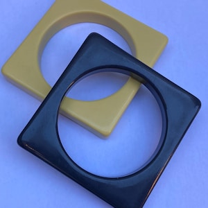 Två fyrkantiga 60-tals vintage-armband med konsoler i grått och krämfärgat