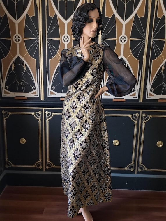 70s metallic dress Iconic disco outfits from Studio 54 The 70's disco style was all about bold glamour, shimmering fabrics, and unapologetic confidence. Sequined dresses, metallic jumpsuits, and sky-high platform shoes that lit up