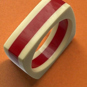 Vintage 60-tals fyrkantigt randigt plastmod armband röd krämfärgad