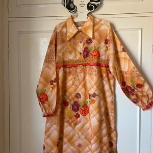 Lindo mini vestido vintage de los años 70 con estampado floral 12