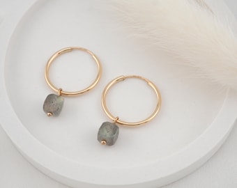 Labradorit Edelstein Hoop Ohrringe | 14k Gold Filled oder Sterling Silber | Zarte 17 mm goldene Creolen mit Kristall-Anhänger | Nr. 18