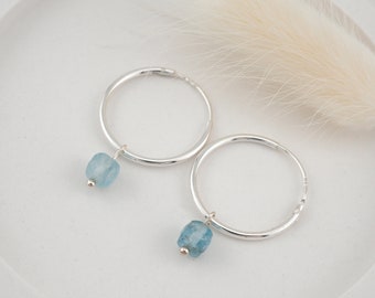 Türkise Edelstein Ohrringe | Sterling Silber Hoops | Zarte 18 mm silberne Creolen mit Apatit-Kristall-Anhänger | Nr. 30