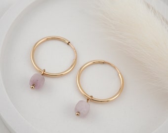 Edelstein Ohrringe Pastell Lila Kunzit | 14k Gold Filled oder Sterling Silber Hoops | Zarte Creolen mit lila Kristall-Anhänger | Nr. 17