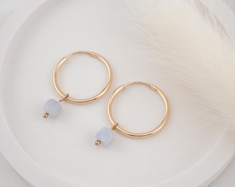 Edelstein Ohrringe Achat-Chalcedon | 14k Gold Filled oder Sterling Silber Hoops | Zarte 17 mm Creolen mit Kristall-Anhänger | Nr. 19