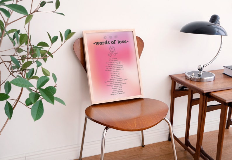 Pode incluir: Uma impress&atilde;o emoldurada com um fundo degrad&ecirc; rosa e roxo e o texto "words of love" em preto. A impress&atilde;o apresenta uma lista de afirma&ccedil;&otilde;es positivas.