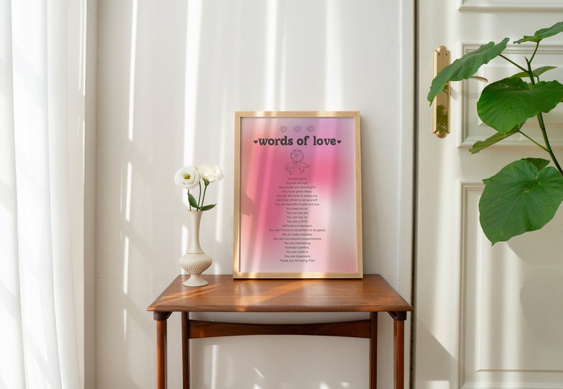 Pode incluir: Uma impress&atilde;o emoldurada com um fundo degrad&ecirc; rosa e laranja. A impress&atilde;o apresenta um poema intitulado "words of love" com texto preto. A moldura &eacute; de madeira e tem um acabamento marrom claro.