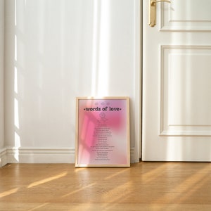 Pode incluir: Uma impress&atilde;o emoldurada com um fundo degrad&ecirc; rosa e roxo. A impress&atilde;o apresenta o texto "words of love" em letras pretas e um poema em letras pretas menores.