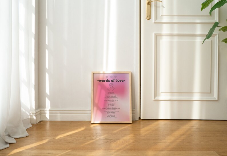 Pode incluir: Uma impress&atilde;o emoldurada com um fundo degrad&ecirc; rosa e roxo. A impress&atilde;o apresenta o texto "words of love" em letras pretas e um poema em letras pretas menores.