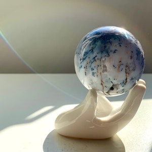 Présentoir décoratif en céramique blanche avec sphère et cristal à main