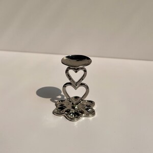 Stojak ekspozycyjny Triple Hearts Silver o unikalnym wzornictwie w kształcie kuli