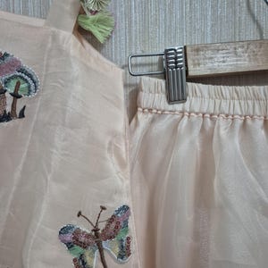 Perzikkleurige Kurti Palazzo-set voor kinderen | Vlinderontwerp | Feestelijke Indiase kleding | Indiase babykurti-sets | palazzoset voor meisjes | Trouwkleding voor kinderen afbeelding 4