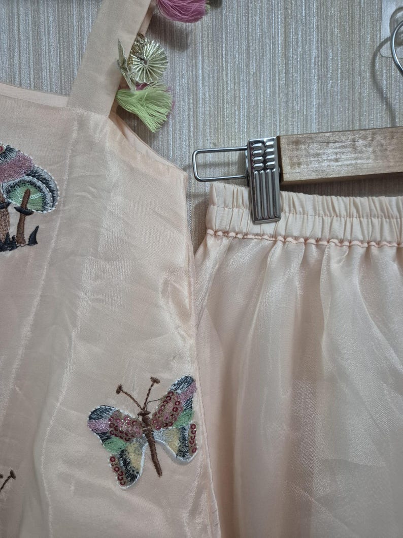 Perzikkleurige Kurti Palazzo-set voor kinderen | Vlinderontwerp | Feestelijke Indiase kleding | Indiase babykurti-sets | palazzoset voor meisjes | Trouwkleding voor kinderen afbeelding 4