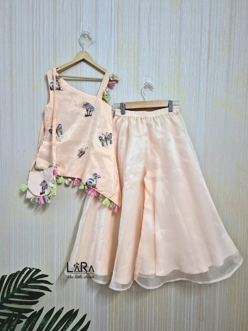 Perzikkleurige Kurti Palazzo-set voor kinderen | Vlinderontwerp | Feestelijke Indiase kleding | Indiase babykurti-sets | palazzoset voor meisjes | Trouwkleding voor kinderen afbeelding 2