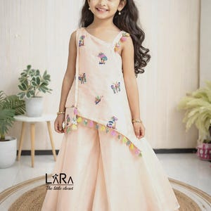 Perzikkleurige Kurti Palazzo-set voor kinderen | Vlinderontwerp | Feestelijke Indiase kleding | Indiase babykurti-sets | palazzoset voor meisjes | Trouwkleding voor kinderen afbeelding 1